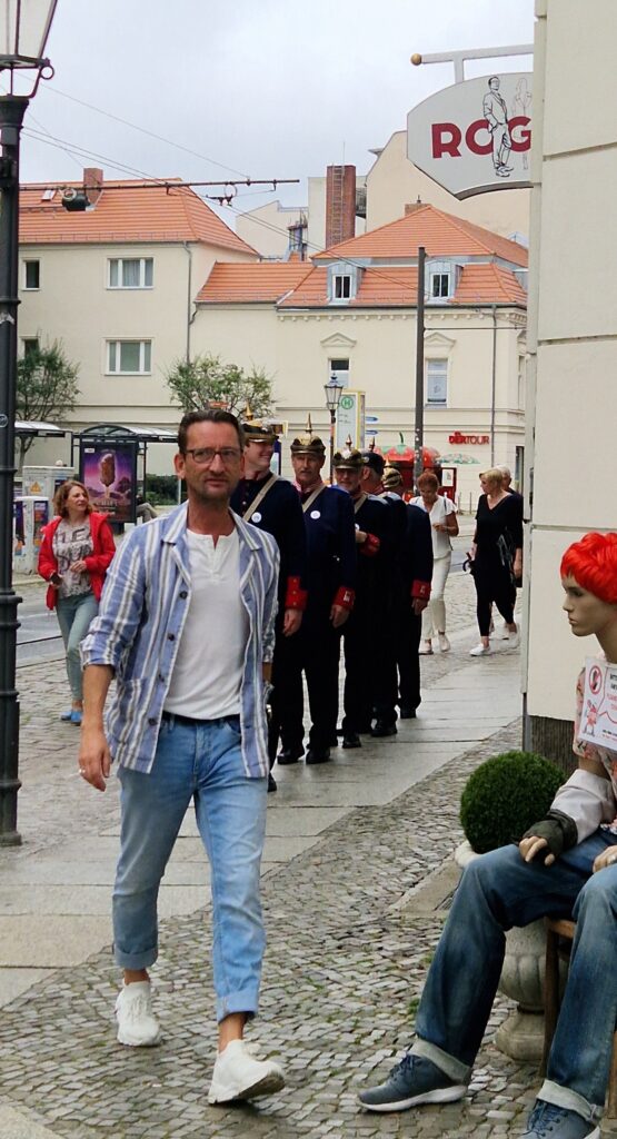 Herrenoutfit von ROGER by CJ-32 vor dem Ladengeschäft in Alt-Köpenick, im Hintergrund Köpenicker Hauptmann-Darsteller
